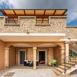Bed & Breakfast Larcobaleno Di Chia, Domus De Maria